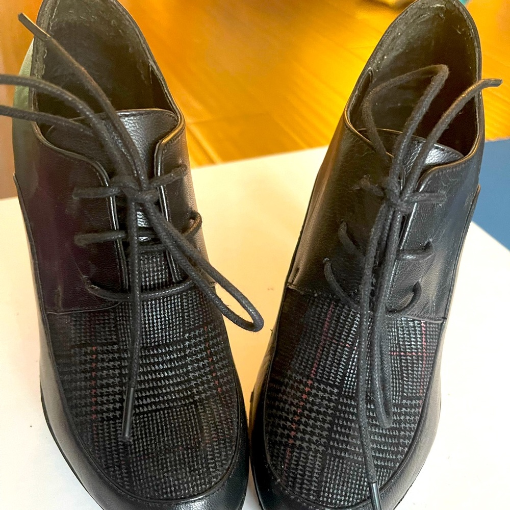 Size 5 le chateau round toe shoes